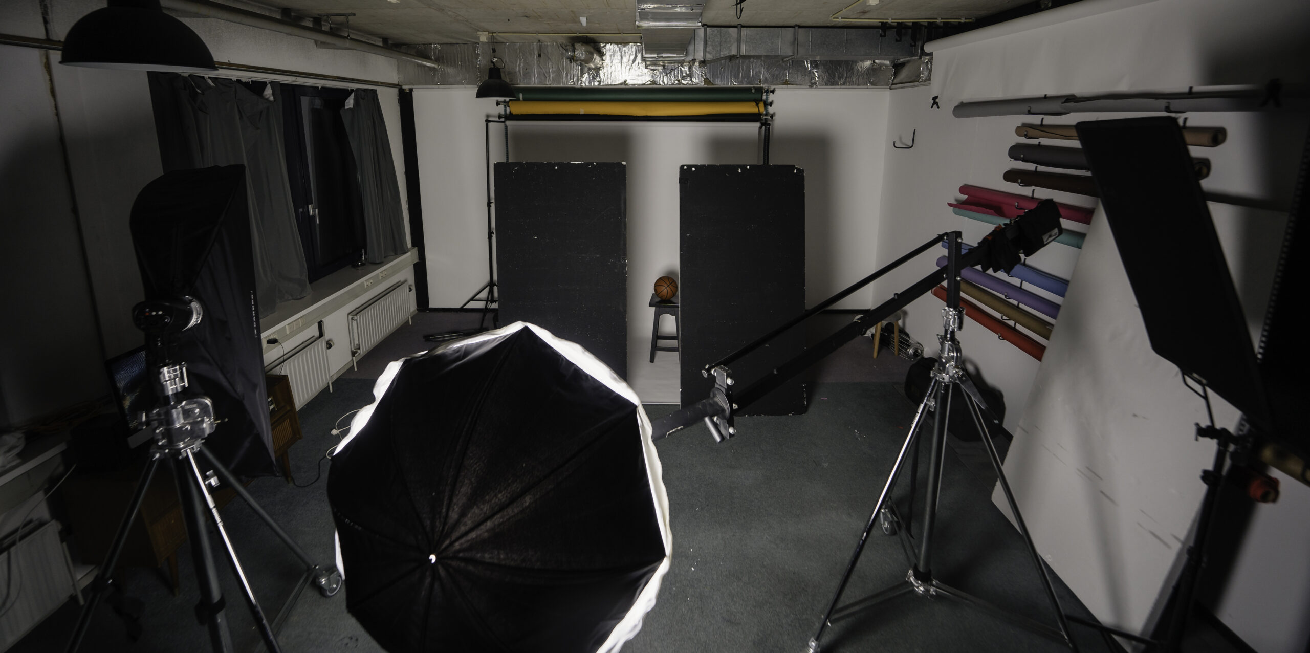 Monutes Photography Studio - Professional Studio Setup for Capturing Moments.