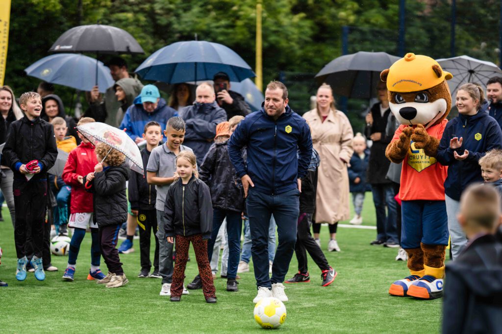 Een reportagefoto van Rafael van der Vaart tijdens de feestelijke heropening van een Cruyff Court in Beverwijk, vastgelegd door Monutes.