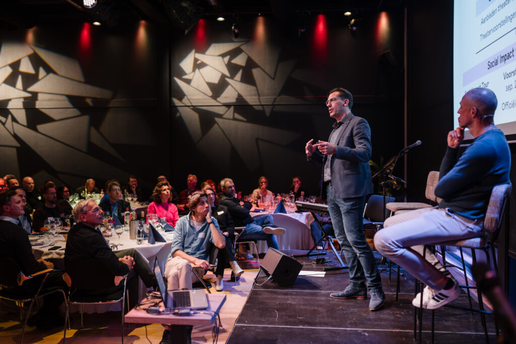 Een sfeervolle reportagefoto van het Social Impact evenement in het TAQA Theater de Vest in Alkmaar, vastgelegd door Monutes.