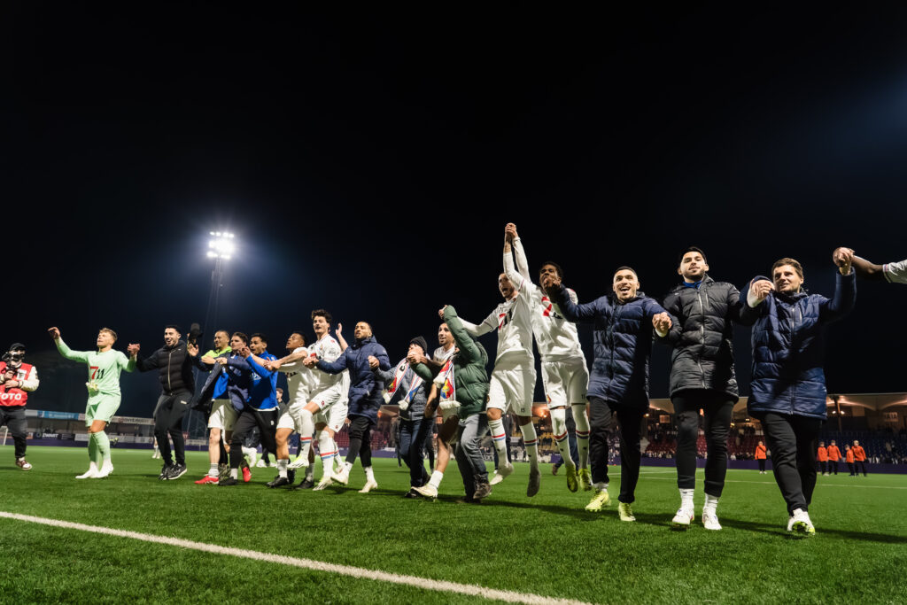 De spelers en staf van Telstar vieren feest op het veld van het 711 Stadion na het veiligstellen van de nacompetitie tegen TOP Oss, gefotografeerd door Monutes.