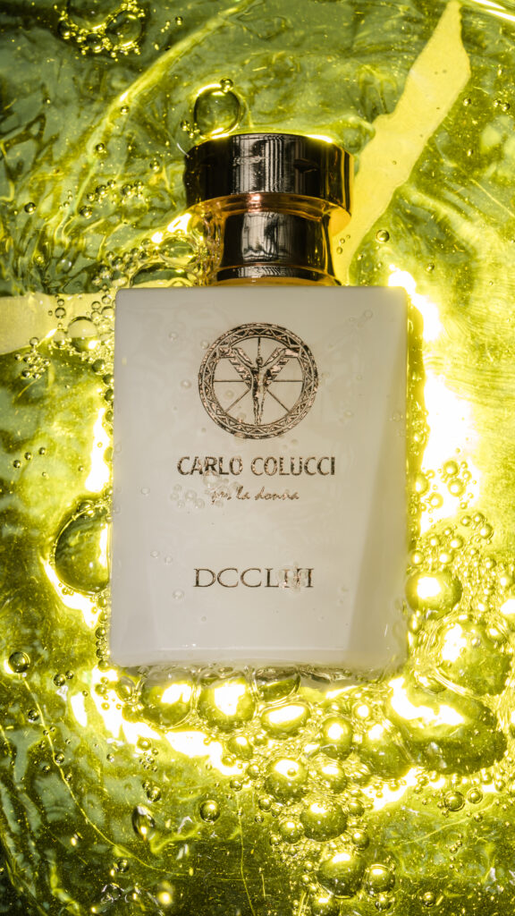 Een frisse productfoto van een witte Carlo Colucci DCCLIII parfumfles omringd door bruisend limoengroen water met luchtbellen, gefotografeerd door Monutes.
