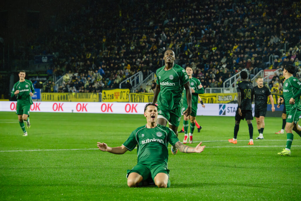 Een krachtige sportreportagefoto van Tika de Jonge die op zijn knieën een belangrijk moment viert in het Rat Verlegh Stadion tijdens de wedstrijd tegen NAC Breda, gefotografeerd door Monutes.