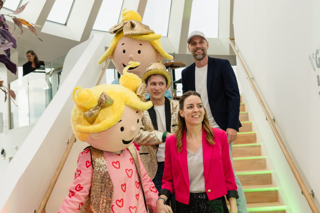 Een sfeerimpressie van het trapmoment bij de premiere van De Zoete Zusjes musical, gefotografeerd door Monutes.