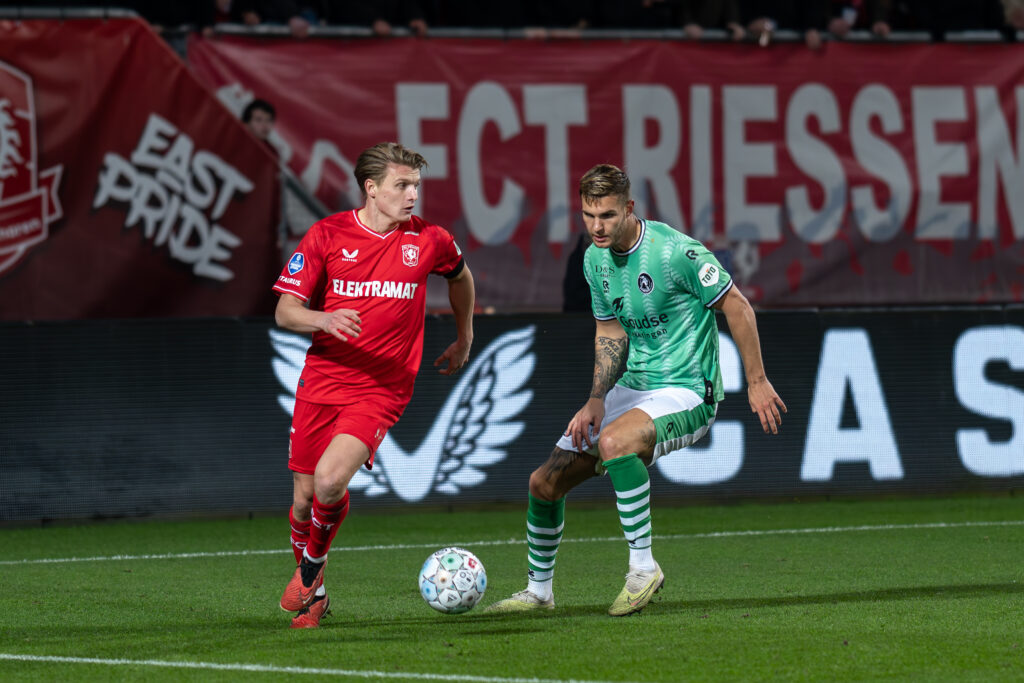 Actiefoto van Sem Steijn in het rode tenue van FC Twente tijdens een duel met een speler van Sparta Rotterdam, gefotografeerd door Monutes.