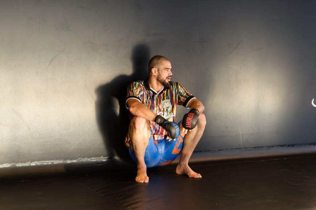 Yousri Belgaroui tijdens training bij Gym Royale in Amsterdam in Carlo Colucci outfit | Monutes behind-the-scenes foto door Hans van Dijk