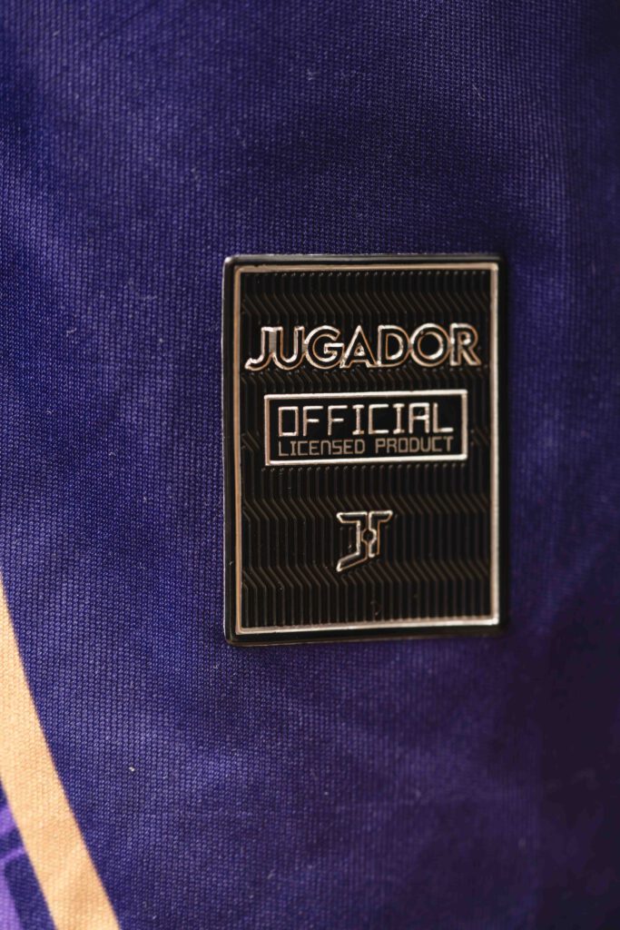 Close-up van het Jugador-embleem op het zaalvoetbaltenue van Team Monutes