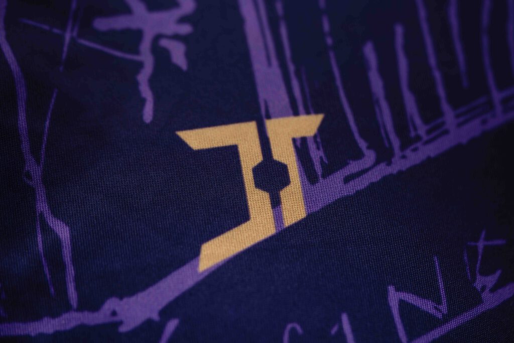 Detailfoto van het Jugador-embleem op het tenue van Team Monutes