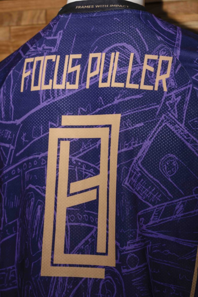 Achterkant van het zaalvoetbaltenue met de naam ‘Focus Puller’