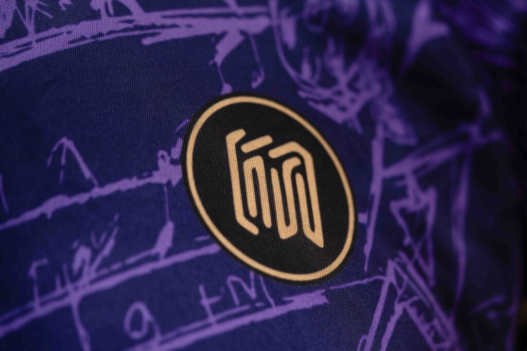 Close-up van het Monutes-logo op het zaalvoetbaltenue