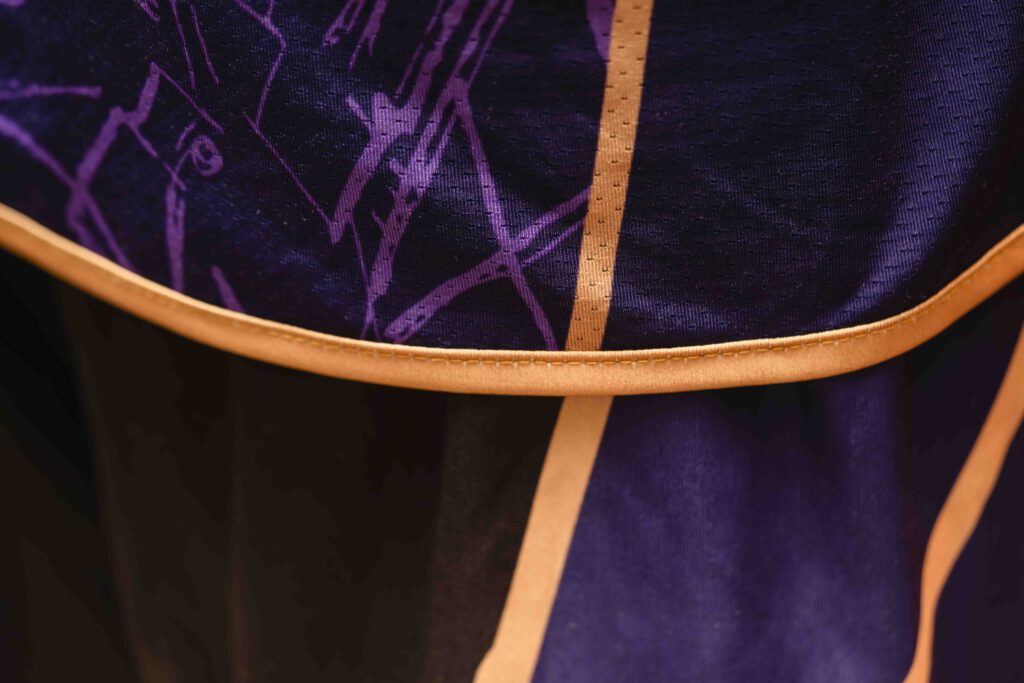 Detail van de lijnen en het design van het zaalvoetbaltenue van Team Monutes