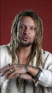 Persoon spreekt direct in camera voor een talking head video