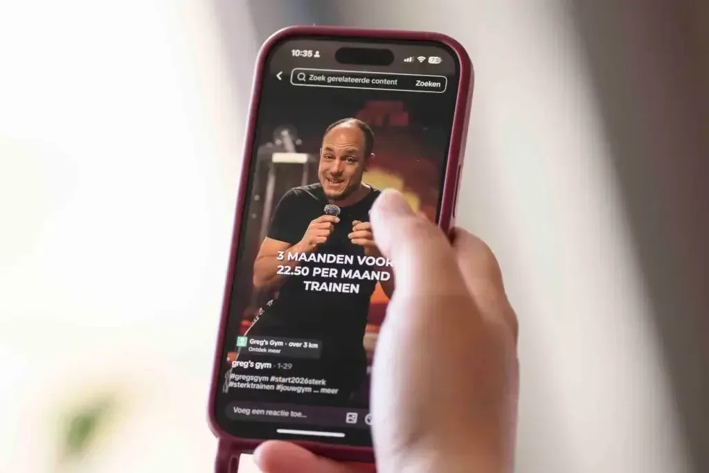 Persoon bekijkt een TikTok-video op smartphone gemaakt door Monutes