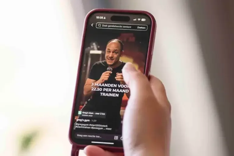 Persoon bekijkt een TikTok-video op smartphone gemaakt door Monutes