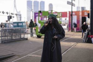 NN Marathon Rotterdam Optreden – Berget Lewis zingt live | Monutes