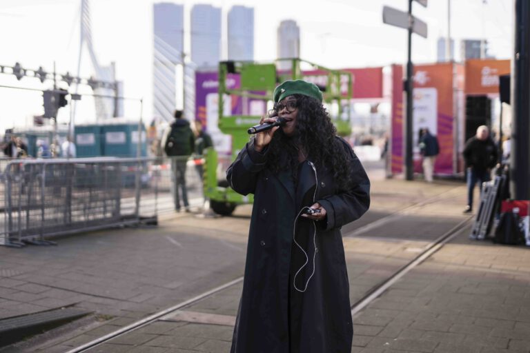 Berget Lewis warmt haar stem op tijdens de soundcheck voor haar NN Marathon Rotterdam optreden