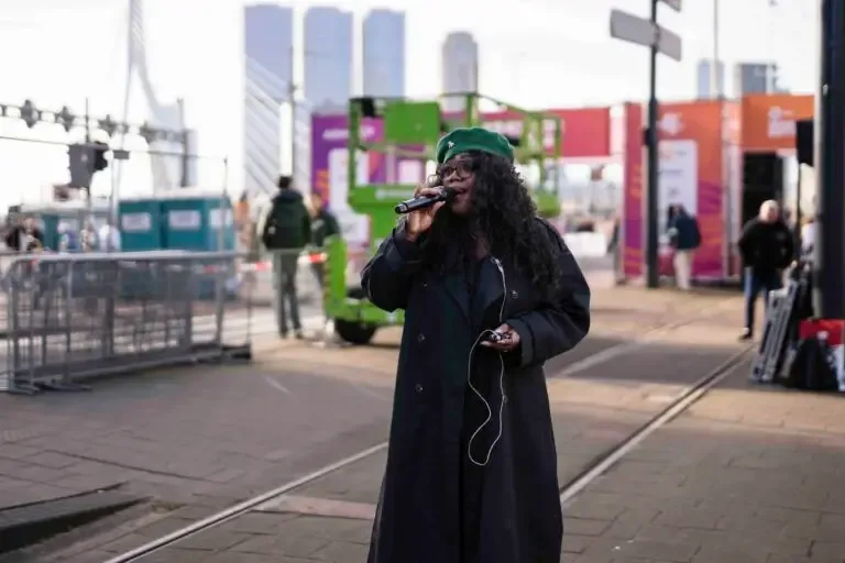 Berget Lewis warmt haar stem op tijdens de soundcheck voor haar NN Marathon Rotterdam optreden
