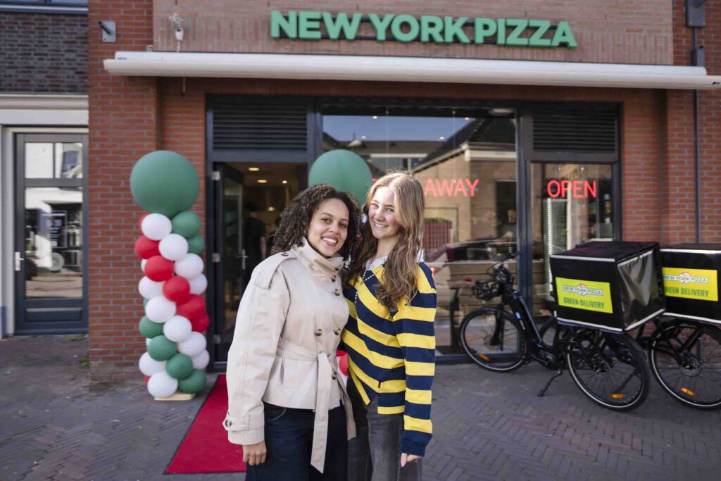 Exterieur van de nieuwe New York Pizza vestiging in Nieuwkoop op de openingsdag met bezoekers voor de deur
