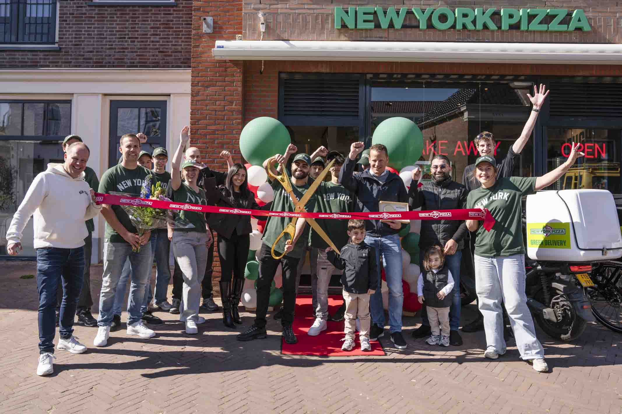 Lintjesknip bij de officiële opening van New York Pizza Nieuwkoop op 21 april 2026