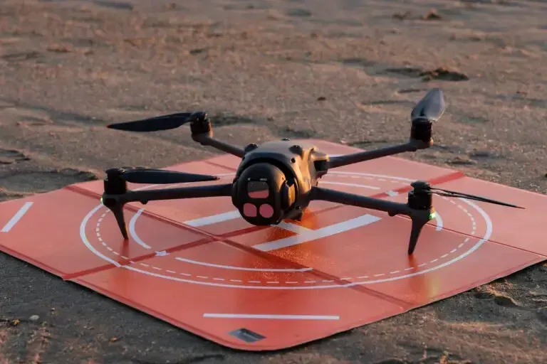 Drone vliegt in de lucht voor professionele luchtbeelden