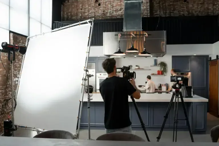 Filmcrew op locatie bij de opname van een reclamevideo