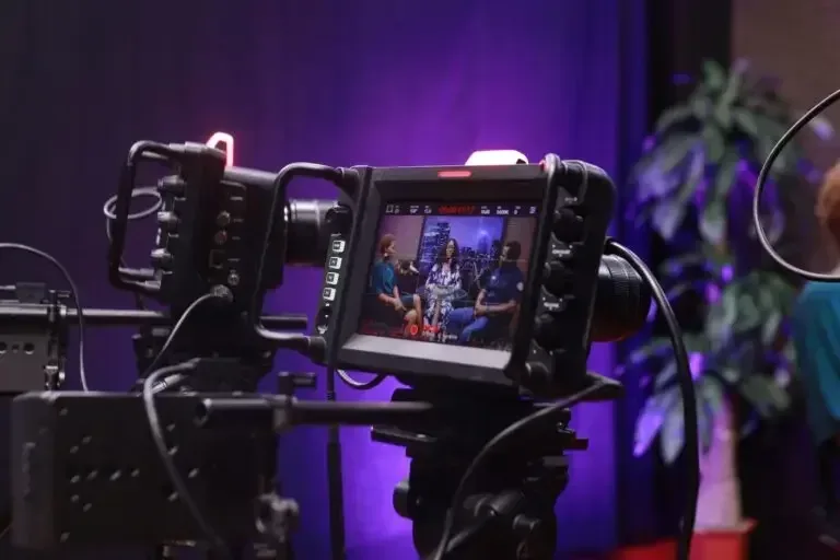 Cameraman filmt klantinterview op locatie voor testimonialvideo