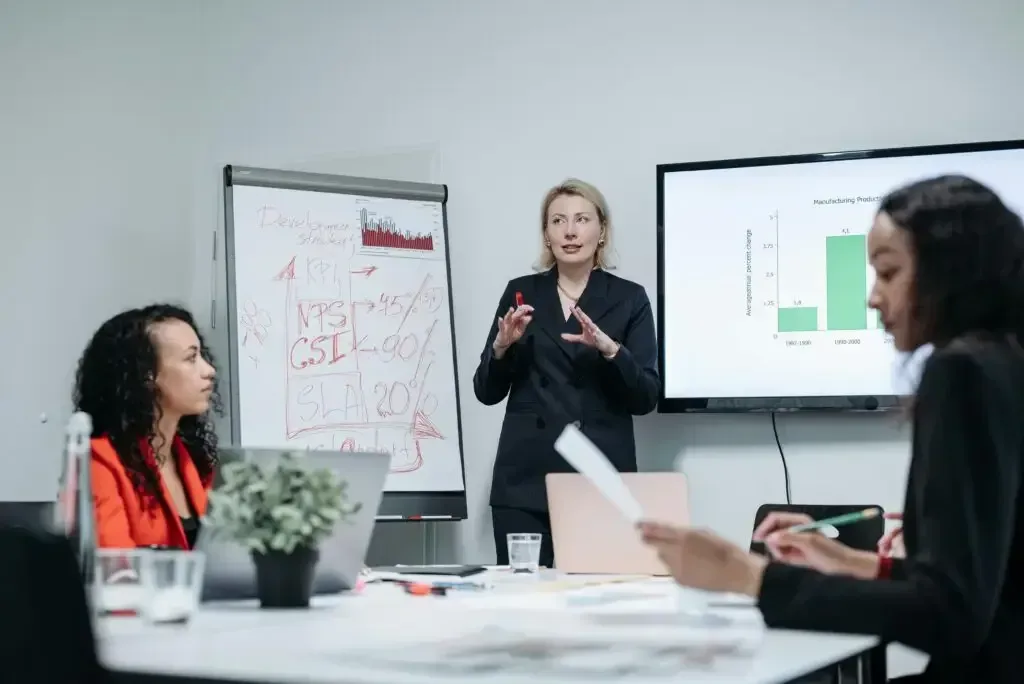 Vrouw presenteert resultaten van een bedrijfsfilm in een meeting