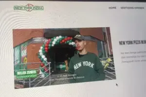 Laptop toont een website met video voor meer conversie