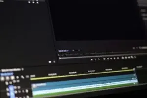 Video editing software op computerscherm voor content repurposing