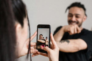 Persoon filmt video met smartphone voor social media