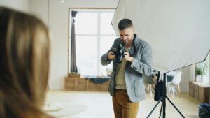 Fotograaf met professionele camera in studio