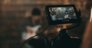 Muziekproducer werkt in opnamestudio met mengpaneel