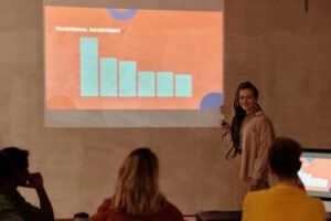 Zakenvrouw geeft presentatie over contentstrategie